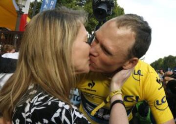 El ganador del Tour 2015, Chris Froome besando a su mujer Michelle.