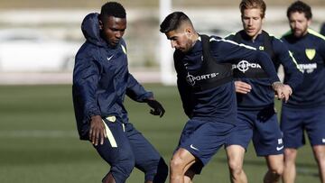 Samu y Success pugnan por un bal&oacute;n durante un entrenamiento del M&aacute;laga.