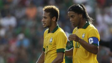 Neymar y Ronaldinho en un partido con Brasil en 2013.