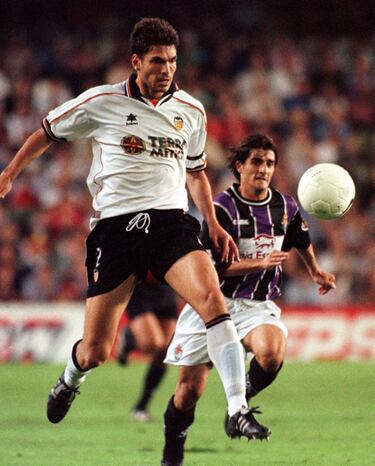 El defensor argentino jugó en el Barcelona durante la temporada 1998–99, cedido por el Vélez Sarsfield. Disputó 23 partidos oficiales y fue parte del equipo que ganó LaLiga bajo la dirección de Louis van Gaal. Aunque su paso fue corto, se adaptó rápidamente al ritmo del fútbol español.

