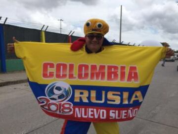 Los aficionados inician la fiesta a las afueras del Metropolitano de Barranquilla, en donde Colombia y Venezuela se enfrentan por las Eliminatorias.