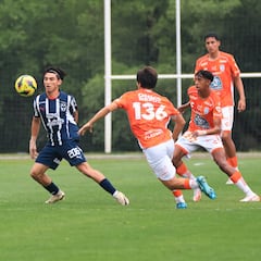 ¡Solo en la Liga MX! Jugador pierde su zapato y el rival lo lanza fuera del campo