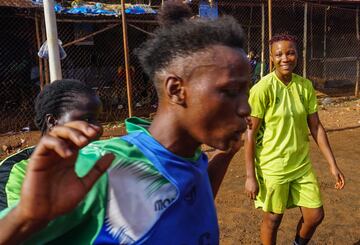 Marie Kamara con otros miembros del equipo de f¨²tbol femenino del Centro de Servicios Correccionales durante el entrenamiento en el campo de f¨²tbol comunitario Parade en Freetown.
