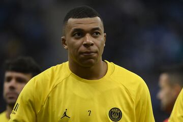 Kylian Mbappé durante el calentamiento previo al partido entre el  Riyadh Season y el Paris Saint-Germain.