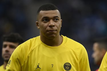 Kylian Mbappé durante el calentamiento previo al partido entre el  Riyadh Season y el Paris Saint-Germain.
