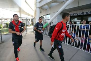 José Rojas, Gary Medel y Carlos Carmona reciben el afecto de la gente.