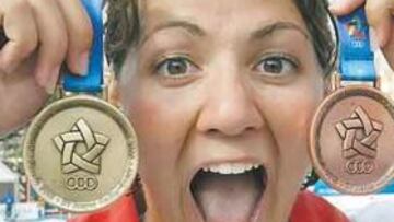 <b>SONRISA DE ORO Y BRONCE. </b>La nadadora Sara Pérez, de tan sólo 17 años, demostró su talento en la piscina de La Almadrabilla y consiguió dos nuevos metales para España.