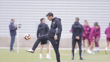 Diego Alonso golpea un balón durante el entrenamiento del Sevilla.