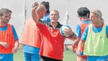 <b>AUSENCIAS.</b> Manzano, que no podrá alinear a todos sus efectivos en la primera jornada de Liga, habla con sus jugadores en un entrenamiento.