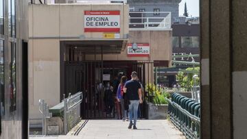 Varias personas en la puerta de una oficina del SEPE el d&iacute;a en el que se han conocido los datos de paro de abril, a 5 de mayo de 2021, en Madrid (Espa&ntilde;a)
 ALBERTO ORTEGA - EUROPA PRESS
 16/05/2021