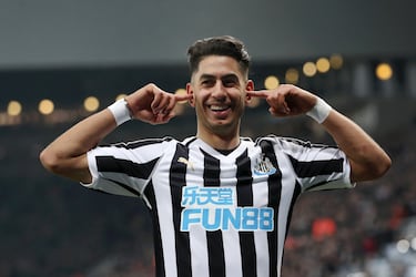 El jugador tinerfeño llegó al Newcastle procedente del CD Tenerife en la campaña 2014/15. En su primera temporada en la Premier League consiguió anotar siete goles en 36 partidos. Un año más tarde no consiguió evitar el descenso del club a la Championship. Pese a ello Ayoze contribuyó para el regreso del conjunto del norte de Inglaterra a la Premier League. Tras pasar por el Leicester City, el cual pagó 33,40 millones de euros por su fichaje en la temporada 2019/20. En enero de 2023 regresó a LaLiga española, jugando primero en el Betis y actualmente en el Villarreal. 
