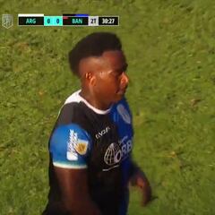 Mauricio Cuero escupe a un rival y es expulsado