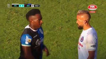 El colombiano que juega para Banfied, salió expulsado tras la infracción. El delantero aclaró lo sucedido en sus redes sociales.
