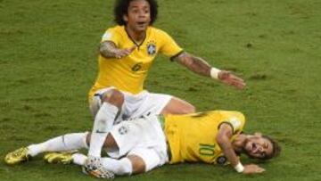 Marcelo pide la asistencia m&eacute;dica para Neymar, que se queja en el suelo.