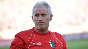 AME6129. CÓRDOBA (ARGENTINA), 22/12/2019.- El entrenador de Palestino Ivo Basay este miércoles en un partido de la Copa Libertadores entre Talleres y Palestino, en el estadio Mario Alberto Kempes en Córdoba (Argentina). EFE/ Hernán Cortez