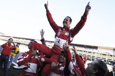 Al rey de la estadística durante tantos años no le queda otra que ver cómo es superado cada vez en más apartados por Hamilton. Este es el más reciente, que no el último. Desde que subió por primera vez al podio en México 1992 con Benetton, un año tras su debut, encadenó una temporada tras otra hasta su primer retiro en 2007. 116 de sus 155 podios fueron con Ferrari. En su segunda época en la F1, solo logró uno con Mercedes en Valencia 2012.