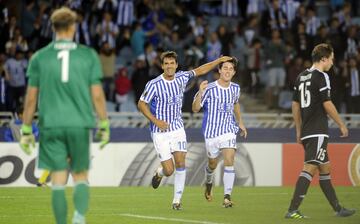 3-0. Los jugadores de la Real celebraron el tercer gol de Skelvik en propia puerta.