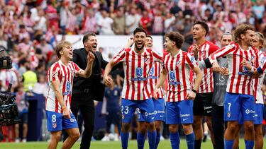 Simeone celebra con sus jugadores el triunfo ante el Real Madrid.
