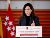 LEGANÉS (CA MADRID), 23/10/2025.- La presidenta de la Comunidad de Madrid, Isabel Díaz Ayuso, durante la firma con Ilia Topuria, campeón del mundo de la UFC, de un protocolo de colaboración para concienciar a los jóvenes contra las drogas y el acoso escolar, este jueves en Leganés. EFE/ Daniel Gonzalez