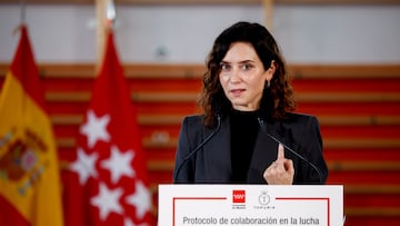 LEGANÉS (CA MADRID), 23/10/2025.- La presidenta de la Comunidad de Madrid, Isabel Díaz Ayuso, durante la firma con Ilia Topuria, campeón del mundo de la UFC, de un protocolo de colaboración para concienciar a los jóvenes contra las drogas y el acoso escolar, este jueves en Leganés. EFE/ Daniel Gonzalez