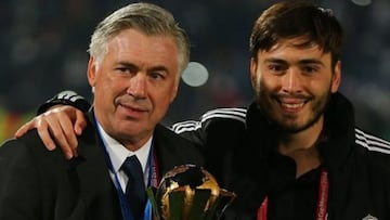 Davide Ancelotti, a la derecha, junto con su padre tras ganar el Mundial de Clubes en 2014.