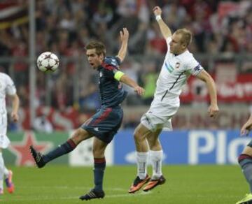 Bayern Munich-Plzen.Philipp Lahm pelea un balón con Daniel Kolar.