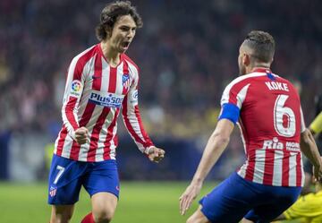 João Félix celebra con Koke su gol al Villarreal.