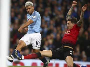 Manchester City&#039;s Sergio Aguero shoots past Manchester United&#039;s Victor Lindelof to score his team&#039;s second goal during the English Premier League soccer match between Manchester City and Manchester United at the Etihad stadium in Manchester, England, Sunday, Nov. 11, 2018. (AP Photo/Dave Thompson)