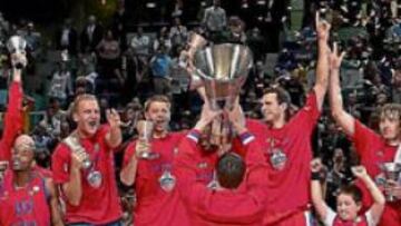 <b>EL VIGENTE CAMPEÓN. </b>La plantilla del CSKA de Moscú celebra el título de la Euroliga en la Final Four disputada en Madrid el pasado mes de mayo.