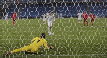 Yann Sommer adivinó y paró el segundo penalti lanzado por Sergio Ramos.