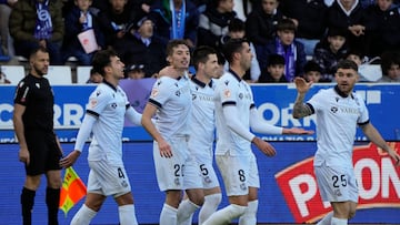 Vitoria-Gasteiz, 31/03/2024.- Jon Pacheco (2i) de la Real Sociedad celebra con sus compañeros tras anotar un gol, durante el partido de la jornada 30 de LaLiga entre el Deportivo Alavés y la Real Sociedad este domingo en el estadio de Mendizorrotza.- EFE/ Adrián Ruiz Hierro
