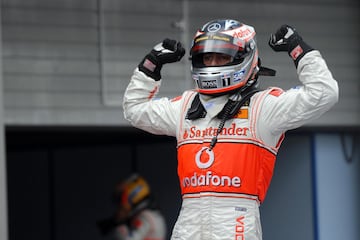 Locura en Nurburgring, meteorolog赤a cambiante y lluvia con neum芍ticos de seco. Hamilton y Raikkonen acabaron en el muro y el asturiano gan車 por delante de Massa (Ferrari), a quien dio caza en las 迆ltimas vueltas, y Webber (Red Bull).