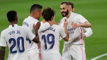 Vinicius, Casemiro, Odriozola, Nacho y Benzema celebran el gol del donostiarra en el C&aacute;diz-Real Madrid de LaLiga Santander.