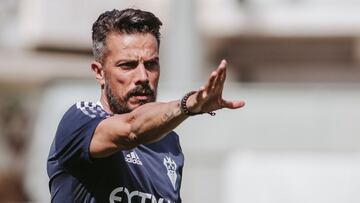 Rubén de la Barrera, entrenador del Albacete Balompié, dirige una sesión de entrenamiento.