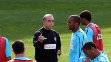 <b>CENTRADO. </b>Antonio Tapia da instrucciones en un entrenamiento del Málaga.