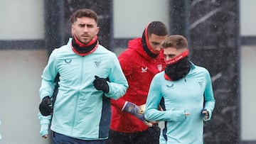 LEZAMA (BIZKAIA)., 24/11/2025.- Aymeric Laporte (i) y Robert Navarro (d) durante el entrenamiento con el que el Athletic de Bilbao ha preparado este lunes el partido de Liga de Campeones del próximo martes ante el Slavia de Praga en el Fortuna Arena de la capital checa. EFE/ Miguel Toña
