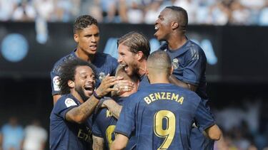 El camarero está leyendo el AS
con avidez