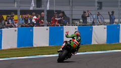 Tom Sykes gan&oacute; tambi&eacute;n la segunda carrera en Donington.