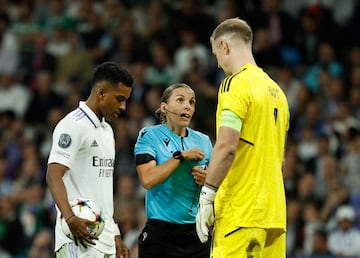 Stephanie Frappart, en el partido de la fase de grupos entre el Real Madrid y el Celtic. 