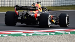 MONTMELO, SPAIN - FEBRUARY 26:  Daniel Ricciardo of Australia driving the (3) Aston Martin Red Bull Racing RB14 TAG Heuer on track during day one of F1 Winter Testing at Circuit de Catalunya on February 26, 2018 in Montmelo, Spain.  (Photo by Patrik Lundin/Getty Images)