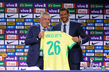 El entrenador italiano Carlo Ancelotti es presentado como nuevo seleccionador de Brasil por parte del presidente de la Confederacin Brasile?a de Ftbol (CBF), Samir Xaud. 
