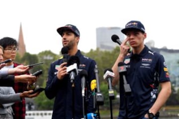 Los pilotos de Red Bull Racing Daniel Ricciardo y Max Verstappen participan en una carrera de botes de velocidad en el río Yarra.