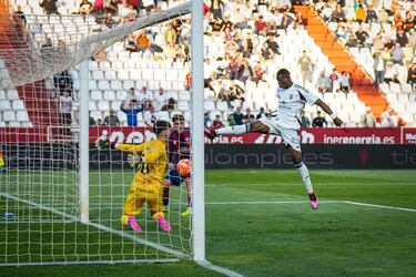 Sin duda es el rayo de luz del Albacete, potencia, entrega y definición le hacen uno de los mejores delanteros de la categoría, a pesar de su juventud.