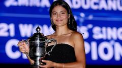 Emma Raducanu posa con el trofeo del US Open 2021.