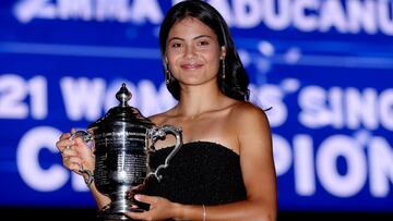 Emma Raducanu posa con el trofeo del US Open 2021.