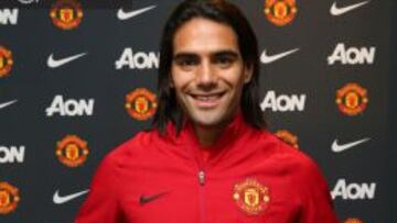 Falcao posa con la camiseta del Manchester United