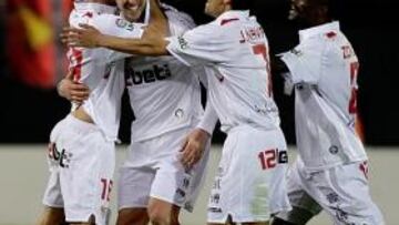 <b>ALEGRÍA PLENA. </b>Los jugadores del Sevilla felicitan a Dragutinovic después de su gran gol de falta.