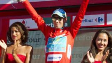 Vincenzo Nibali, con el maillot rojo y con gafas de sol para tapar los ojos hinchados por la picadura de una avispa.