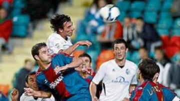 <b>PELEADO. </b>El Eibar opuso una gran resistencia al Salamanca.