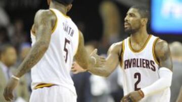 Kyrie Irving junto a J.R. Smith.